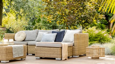 How Do You Clean Wicker Furniture: A Comprehensive Guide with Insightful Views